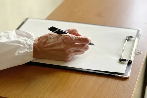 高齢の父が「もう契約してきた」と高額な買い物の書類を見せてきました。父は少し認知症がではじめているのですが、本人の署名後は取り消せないのでしょうか？