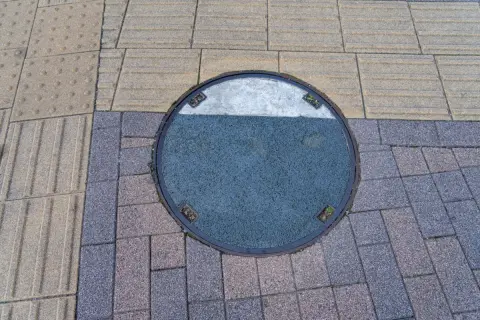 道路にある「マンホールのふた」は1枚いくら？ デザイン入りだと値段は高くなるのでしょうか