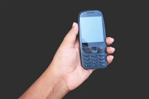毎月ほとんど使っていないはずの母のスマホ代が「1万円」超え…！ 節約のために“ガラケー”への変更を検討していますが、今から替えてもこれから先使い続けられるのでしょうか？