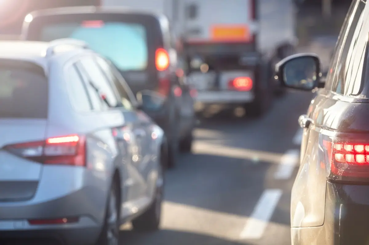 家族で帰省する場合、車なら人数が増えても運賃はかかりませんが、“ガソリン代”や“高速料金”、“駐車料金”が気になります。「新幹線」と比べて総額ではどちらが安いのでしょうか？