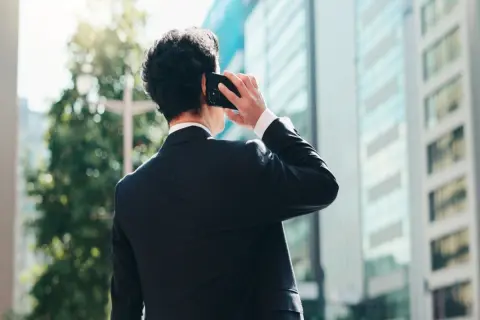夫は仕事で自分のスマホを使っていますが、毎月「5000円」ほどの通信費は自腹…。本人は「仕方ない」と言いますが、仕事で使った分を会社に負担してもらうことはできないのでしょうか？