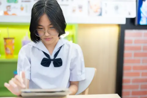 夕方にカフェに行くと、いつも同じ高校生がいます。今の子どもたちって、そんなにお小遣いをもらっているのでしょうか？ お小遣いの平均額を解説！