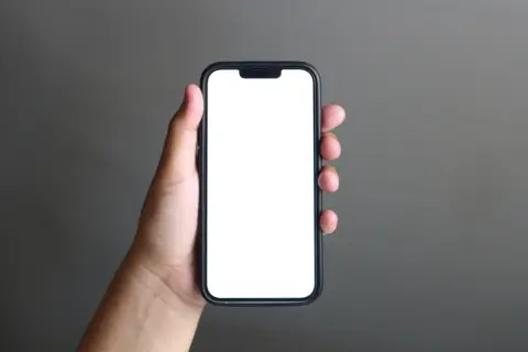 亡くなった父のスマホを整理していると、電子マネーに「10万円」の残高が…。このまま使えなくなるのでしょうか？ 家族が引き継ぐことはできますか？