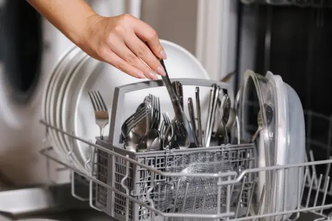 共働きで帰宅が遅いため、家族4人分の食器は毎日“食洗機”で洗っています。夫は「手洗いのほうが安い」と言いますが、本当に食洗機のほうが高くつくのでしょうか？