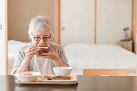 定年後“両親の食事”は毎日「ご飯・みそ汁・残り物」と聞き驚き！ 母は「料理が趣味」でしたが、年金は「月20万円」くらいもらえるはずなのに余裕がないのでしょうか？ 年金生活の実態とは