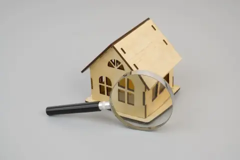 食費や光熱費は毎月見直していますが、住宅ローンは「10年前」の契約のままです。節約するなら、まず住居費を見直したほうがよいのでしょうか？