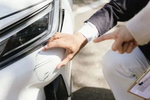 帰省中、父の車で縁石に乗り上げてバンパーを破損、修理費は「20万円」と言われました…。父は「保険で直せばいい」と言いますが、家族が運転していた場合でも補償されるのでしょうか？