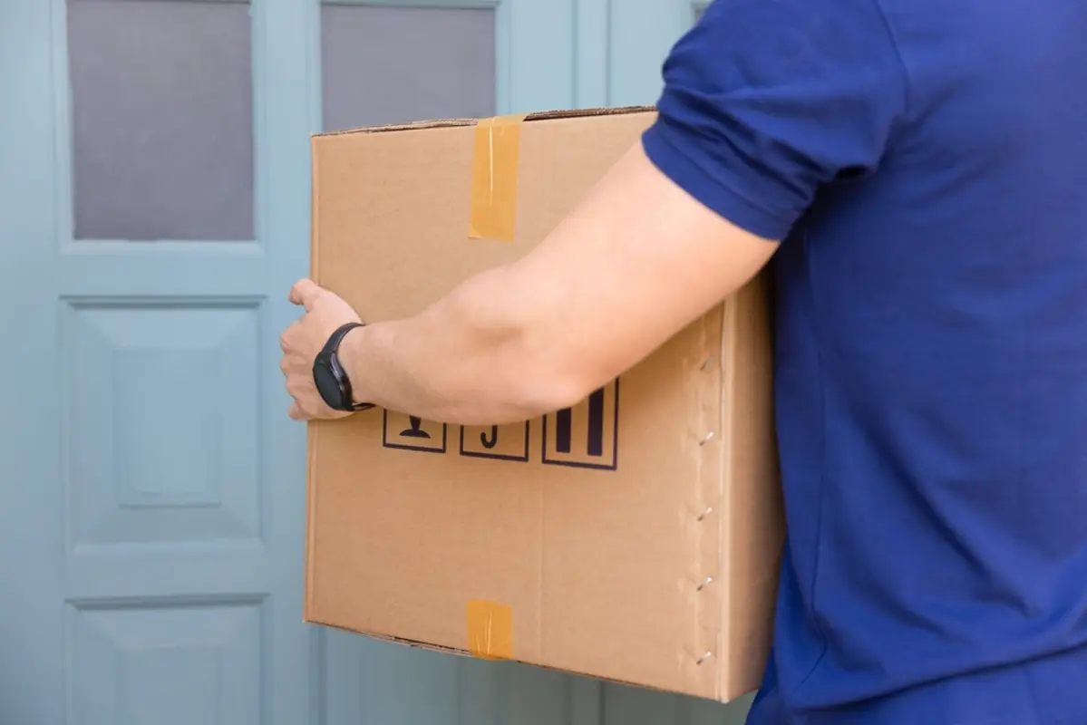 宅配ボックスに入れてもらった荷物が消えていました。マンションの管理会社は「うちは関係ない」と言っています。これは誰が責任を取ってくれるのでしょうか？
