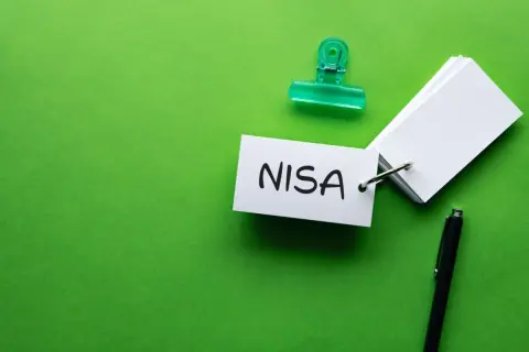 65歳から年金「月15万円」を受け取る予定の夫。「60歳から早くもらってNISAで運用したほうが得」と“繰上げ受給”を検討中です。受給額が減っても、投資に回せば結果的に得になるのでしょうか？