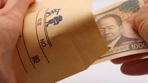 町内会に入っていないのですが、防災倉庫の備品購入費として「2000円」を求められました。地域全体で使うものなので、未加入世帯でも負担するのが普通でしょうか？