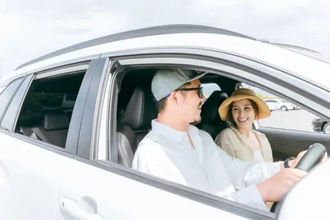 夏休み「友人4人で沖縄旅行」へ！ レンタカー・ガソリン代は“4人で割り勘”予定ですが、母に「運転しない側が多く出すのがマナー」と言われました。3人は無免許ですが、実際どれくらい出せばいいですか？