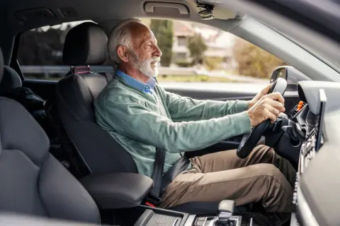 70代の父は週に「2～3回」しか車に乗りませんが、「買い物や通院に必要だから手放したくない」と言います。維持費を考えると、タクシーなどに切り替えたほうが安いのでしょうか？