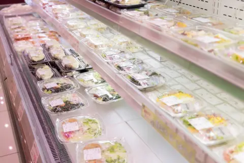 スーパーで“餃子”をカゴに入れた後「値引きシール」を貼っているのを目撃！「一度カゴに入れたものはダメです」と断られたのですが、売り場に戻せば“値引き対象”ですよね？ 何がダメなのでしょうか？