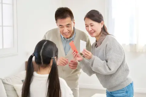 姪っ子に「お盆玉3000円」あげたら「伯母さんは5000円だったのに…」と言われた！ 中学生には“少なすぎ”て非常識でしたか？ 相場はどのくらいでしょうか？「年齢別の相場」を確認