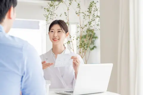 休日に体調が悪くなり病院を受診したところ、通常とは別の料金が加算されていました。診察内容が同じでも、受診する時間によって支払額が変わるものなのでしょうか？