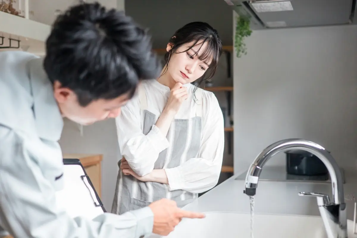 「見積もり無料」と書かれた修理業者を自宅に呼び、金額を聞いて断ったところ「出張費だけお願いします」と言われました。作業を頼んでいなくても支払う必要があるのでしょうか？