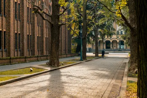 来年、子どもが大学進学を目指しています。学費を調達する方法には奨学金と教育ローンがあると思いますが、どちらを選ぶのがいいでしょうか？