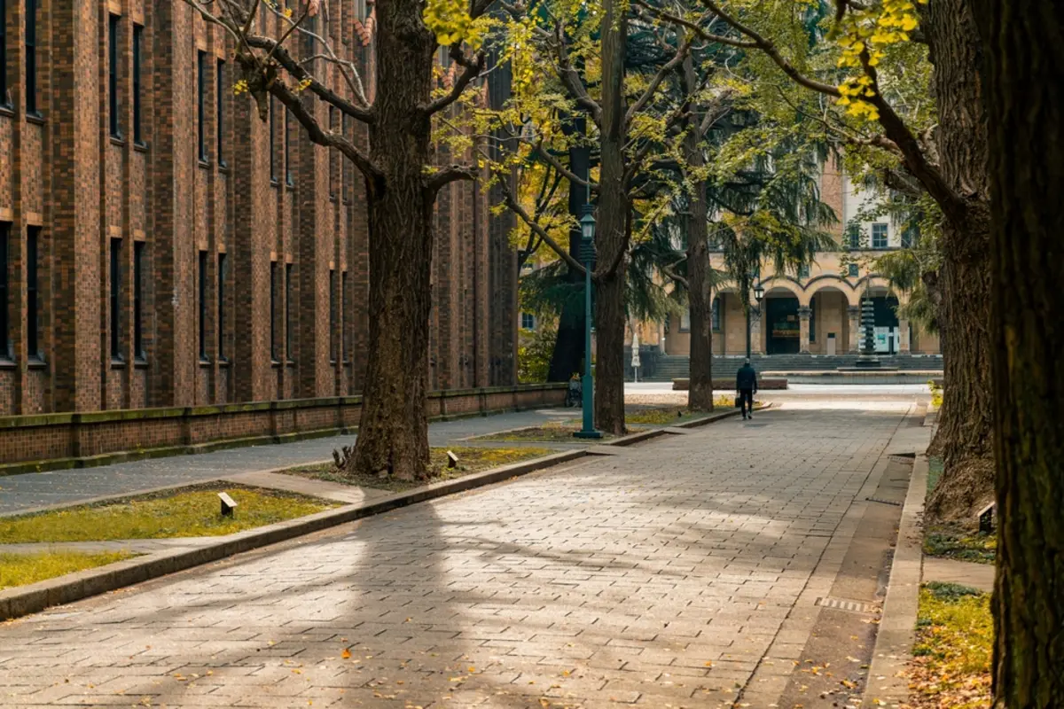 来年、子どもが大学進学を目指しています。学費を調達する方法には奨学金と教育ローンがあると思いますが、どちらを選ぶのがいいでしょうか？