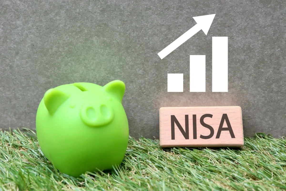 NISAで毎月「5万円」を積み立てています。友人から「NISAは買ったら放置でいい」と聞いたのに、毎日の値動きが気になって落ち着きません…。本当に“ほったらかし”でよいのでしょうか？