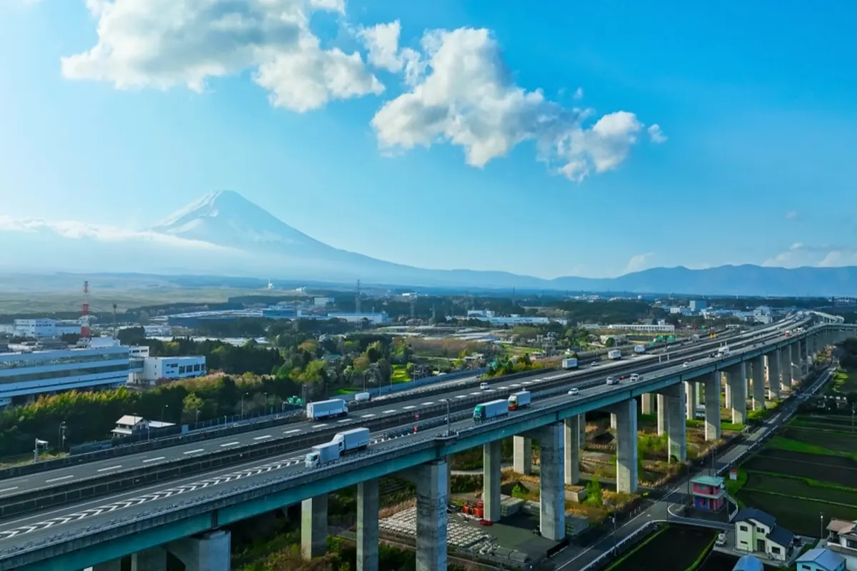 家族旅行の帰り、高速道路の出口を通り過ぎてしまいました。次のインターチェンジまで走って戻る場合、余分にかかった“高速料金”はそのまま支払うしかないのでしょうか？