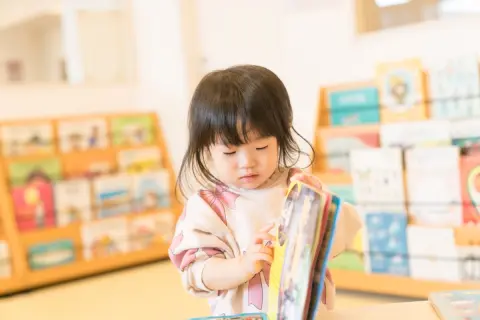 子どもが書店で絵本を読んでいる途中、ページを破ってしまいました。店員から「買い取りをお願いします」と言われたのですが、わざとではなくても定価で購入する必要があるのでしょうか？