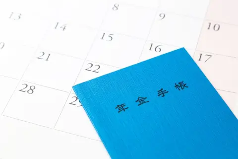 55歳の会社員が“ねんきん定期便”の「見込み額12万円」に絶望！ 60歳以降“月収25万円”で働いても、増えるのは「月6800円」だけ…50代でこの金額は“お先真っ暗”!? 年金額を増やす「現実的な手段」