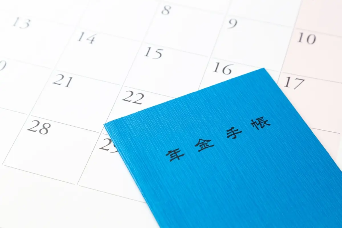 55歳の会社員が“ねんきん定期便”の「見込み額12万円」に絶望！ 60歳以降“月収25万円”で働いても、増えるのは「月6800円」だけ…50代でこの金額は“お先真っ暗”!? 年金額を増やす「現実的な手段」