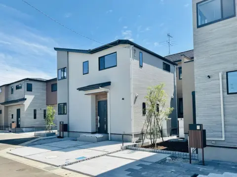 電気代や食費を毎月「5000円」ずつ節約していますが、夫から「住宅ローンを見直したほうが効果は大きい」と言われました。家計改善なら住居費から考えるべきですか？