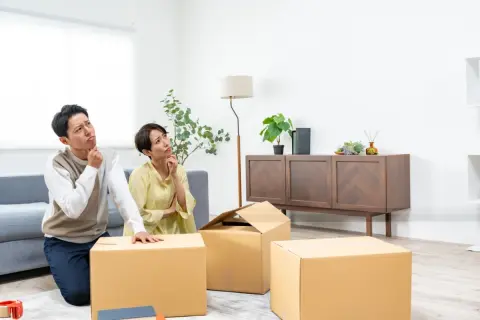 引っ越し当日、業者から「トラックを家の前まで入れられないので追加料金がかかります」と言われました。見積もり時に説明がなくても、その場で払う必要があるのでしょうか？