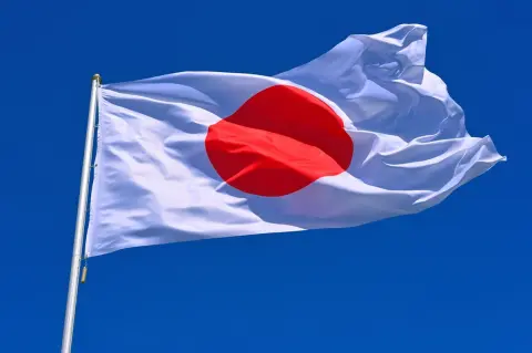 沖縄旅行中“国際通り”で「日本国旗」を渡されそうになった！ もし受け取ってたら「詐欺被害」に!? 日本人は“騙しやすい”？ 他地域でも同様の被害報告が…受け取ったらどうなっていた？