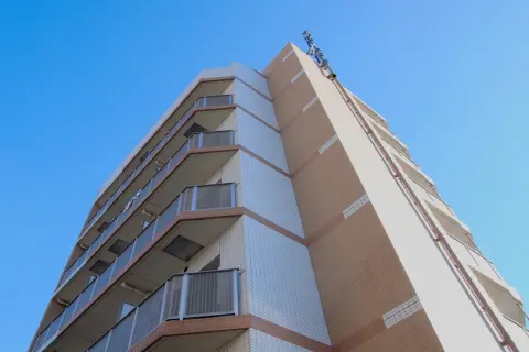 年金暮らしの母が「家賃をおさえたい」と公営住宅への入居を希望。父の遺産も合わせて「1000万円」の貯金がありますが、これだけ資産があっても申し込めますか？