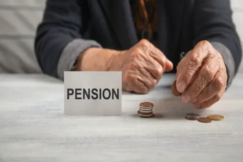 65歳から年金「月14万円」を受け取る予定ですが、友人は「月25万円」もらえるそうです。2倍近い差がありますが、現役時代の収入もそれだけ違っていたということなのでしょうか？