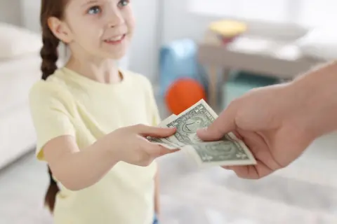 帰省時、義母から娘には「お小遣い3000円」なのに、義姉の子には「5000円」「4万円のファミリアの服」をあげたと知りショック！ 同じ6歳なのに、この差はひどすぎませんか？ 扱いの差が生じる理由