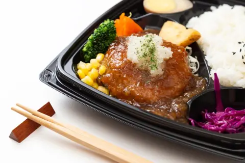 コンビニでお弁当を買って駐車場で食べたりPC作業をしていたら、店員から「買い物後は移動して」と注意されました。商品を購入していても車内滞在はNGなのでしょうか？