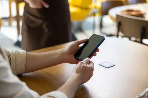 レストランでスマホから注文したら、通信が遅くて同じ料理を二重に注文してしまいました。店員から「もう作り始めています」と言われましたが、2皿分とも支払う必要がありますか？