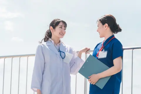 SNS「師が付く“3文字以上の職業”は給料が高くない」投稿に「看護師」「獣医師は時給換算すると安い」「薬剤師も割に合わない」など反響多数…一方“士が付く職業”は高年収？ 差がつく理由とは