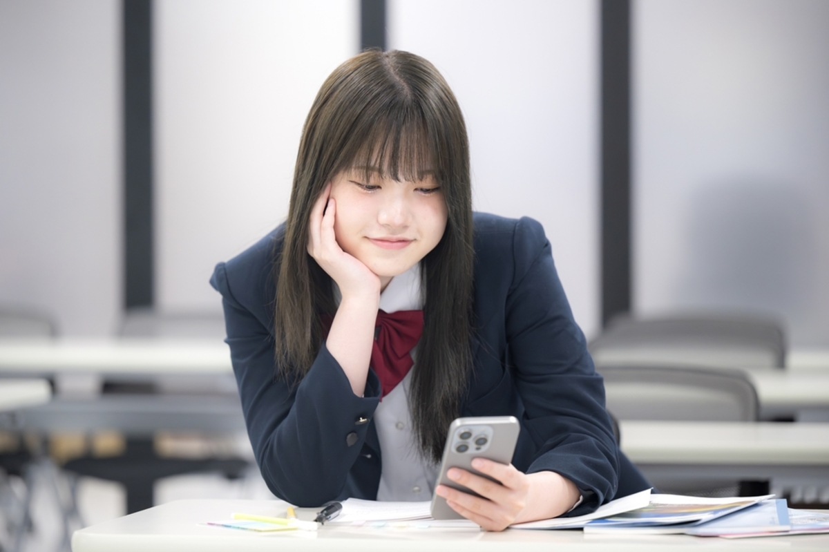 高3の娘が“20万円”する「iPhone 16 Pro Maxが欲しい」と言います。「写真がきれいに撮れる」そうですが、インスタやTikTok投稿のためなら“12万円のモデル”で十分ですよね？のサムネイル
