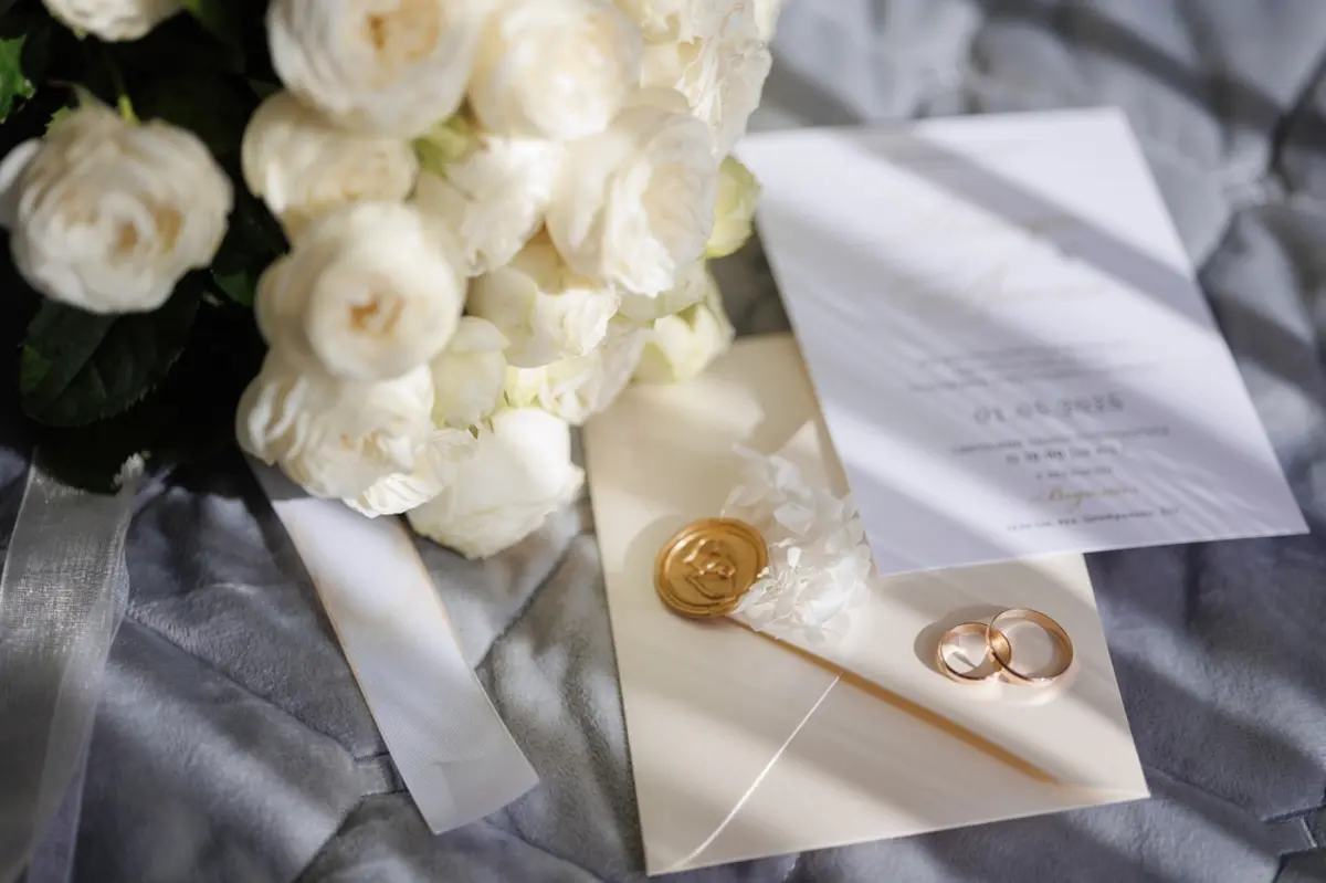 高校時代の友人の「結婚式の招待」を断ったら「ご祝儀だけ送って」と言われドン引き…不参加なら“料理・引き出物”もないのに、お金を払う必要あるんですか!? 不参加でも「ご祝儀を渡すケース」とは