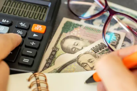 社会人になった息子から「実家暮らしだから」と毎月3万円渡されました。気遣いはとてもうれしく誇らしいのですが、生活費として使ってよい？それとも貯金して返すべきですか？