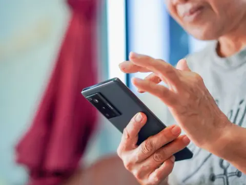 父がネットで見つけた「1万円台」の中古スマホを買おうとしています。見た目はきれいですが、バッテリーの状態や利用制限は分かりません…。価格だけで選ぶと、購入後に使えないこともあるのでしょうか？