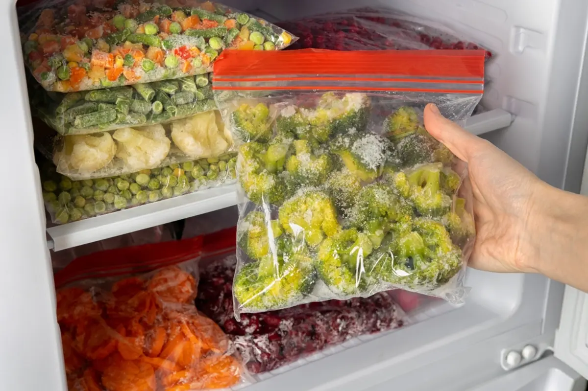 実家に行くと、母が一度解凍した食品を「捨てるのはもったいない」と再び冷凍していました。“食費の節約”にはなっても、食品は傷みますよね…？ 両親が食中毒にならないか心配です。