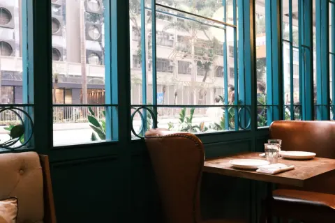 レストランで窓側の席を予約していたところ、店員から「大人数のお客さまのために席を移ってほしい」と頼まれました。予約時に席を指定していても、応じる必要がありますか？