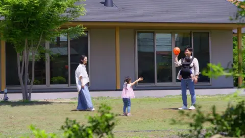 休日の昼間に庭で子どもを遊ばせていたところ、近所の人から「声が響いている」と言われました。夜ではなく短時間でも、住宅街では外遊びを控えたほうがよいのでしょうか？