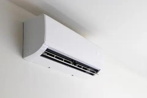 “3日間”の帰省から帰宅したら、エアコンがつけっぱなしだったことに気づいてショック！ 普段の電気代は「5000円程度」におさえていますが、消し忘れだけで来月は「1万円」を超えてしまうでしょうか…？