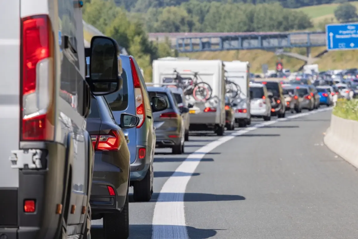 高速で「追い越し車線のほうが走りやすい」と“10分ほど”走り続けました。後日、速度違反してなくても「反則金6000円」と聞いたのですが、短時間でもダメなんですか？ 違反になる条件とは