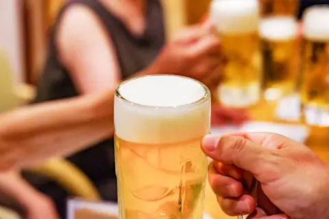 飲み代「1回5000円」に、妻が「こっちは毎日30円安い豆腐買ってるのに」と激怒！ 会社の飲み会は“必要経費”で断れませんし、ムダ遣いじゃありませんよね？ 会社員の痛すぎる“付き合いの現実”