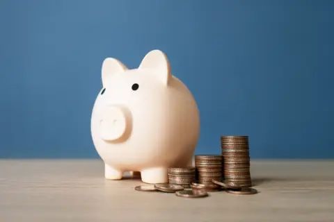 投資をしているのに現金も必要？ 生活防衛資金はいくらあれば安心なのかを解説！