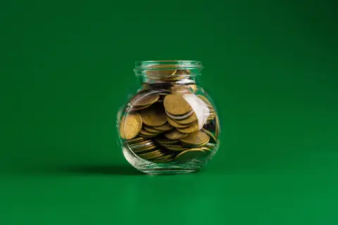 定年を目前に控え、夫婦の貯蓄は「800万円」しかありません。夫は「退職金も入るし大丈夫」と言いますが、同世代の平均と比べると少ないのでしょうか？
