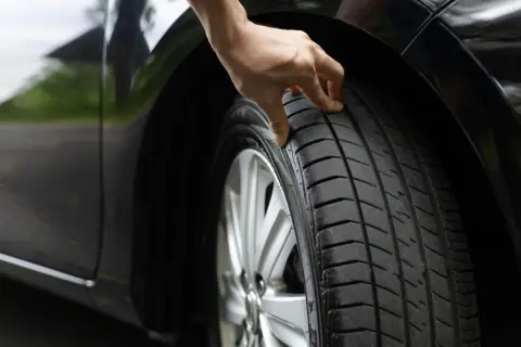 家族旅行中、借りたレンタカーのタイヤが「くぎ」を踏んでパンク…。故意でなくても、交換費用は利用者が支払うのでしょうか？