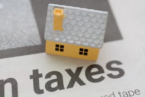 急逝した父が固定資産税「15万円」を滞納していたことが発覚…。子どもが代わりに支払わなければならないのでしょうか？